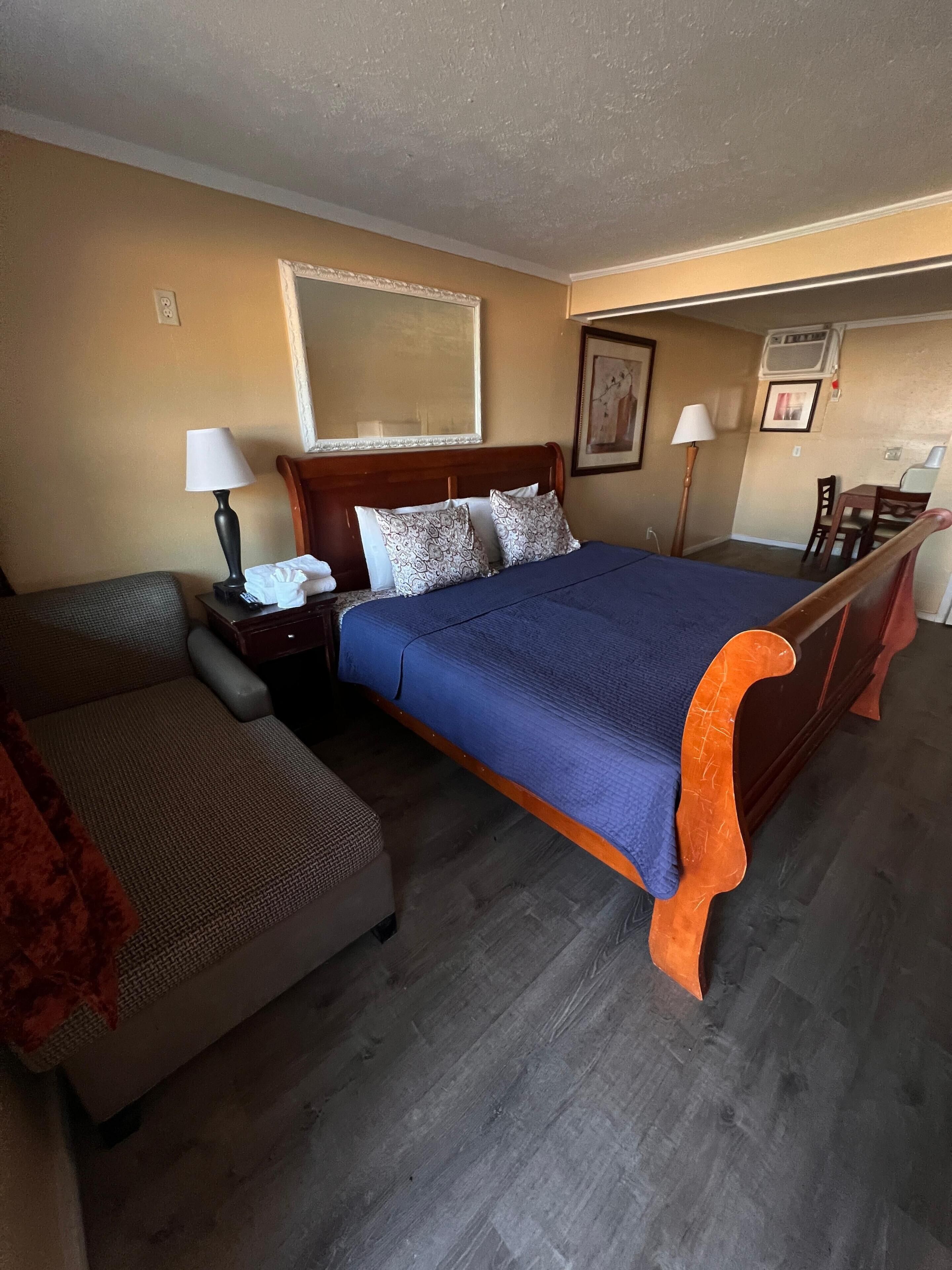 Premium Room, 1 King Bed | Desk, bed sheets