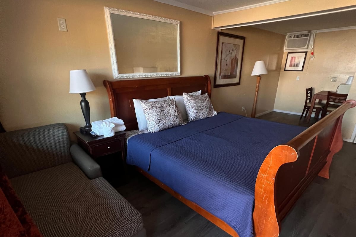 مكتب وملاءات أسرّة