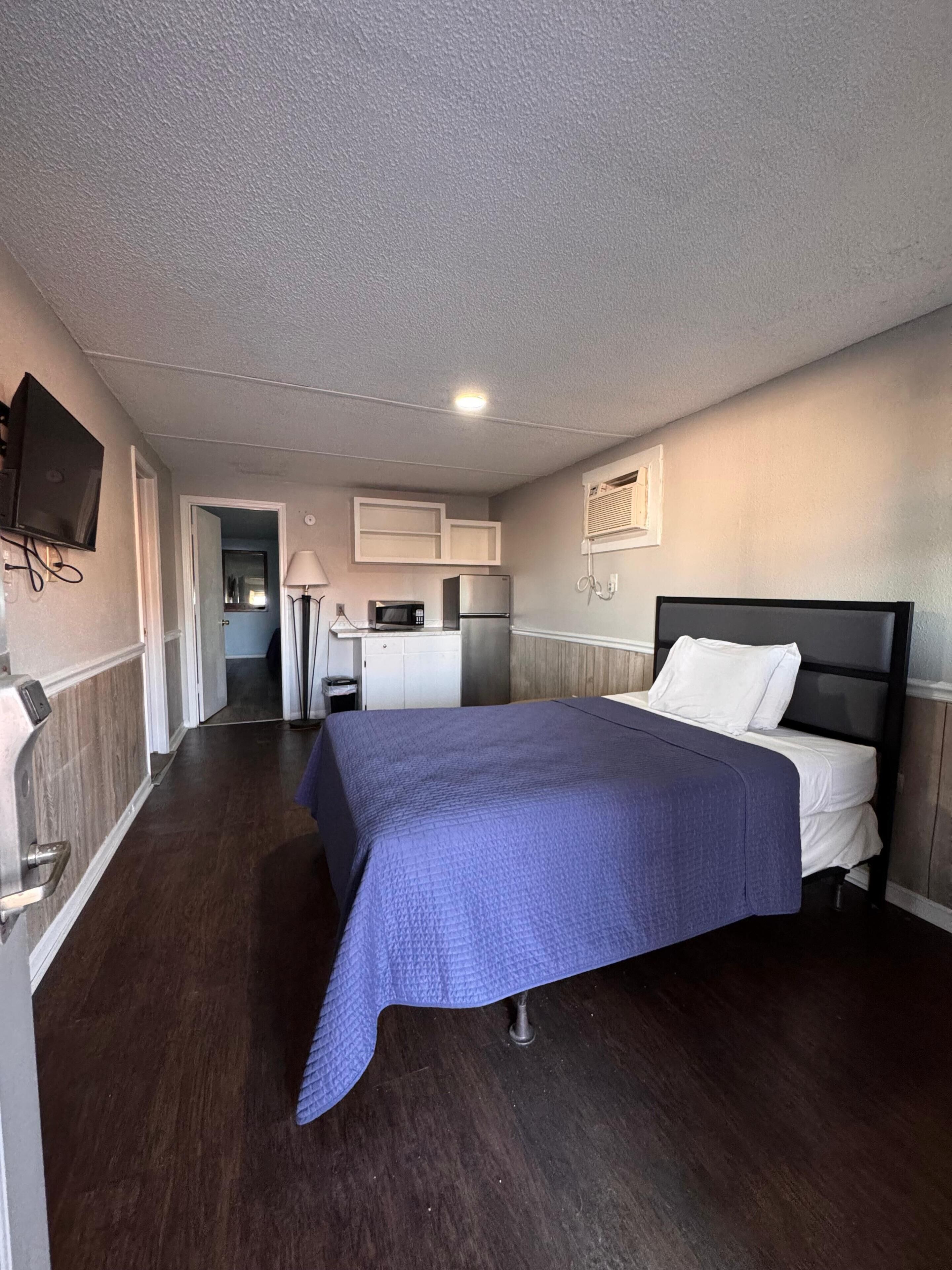 Family Room, 2 Bedrooms, Non Smoking (with 3 Double Beds) | Desk, bed sheets