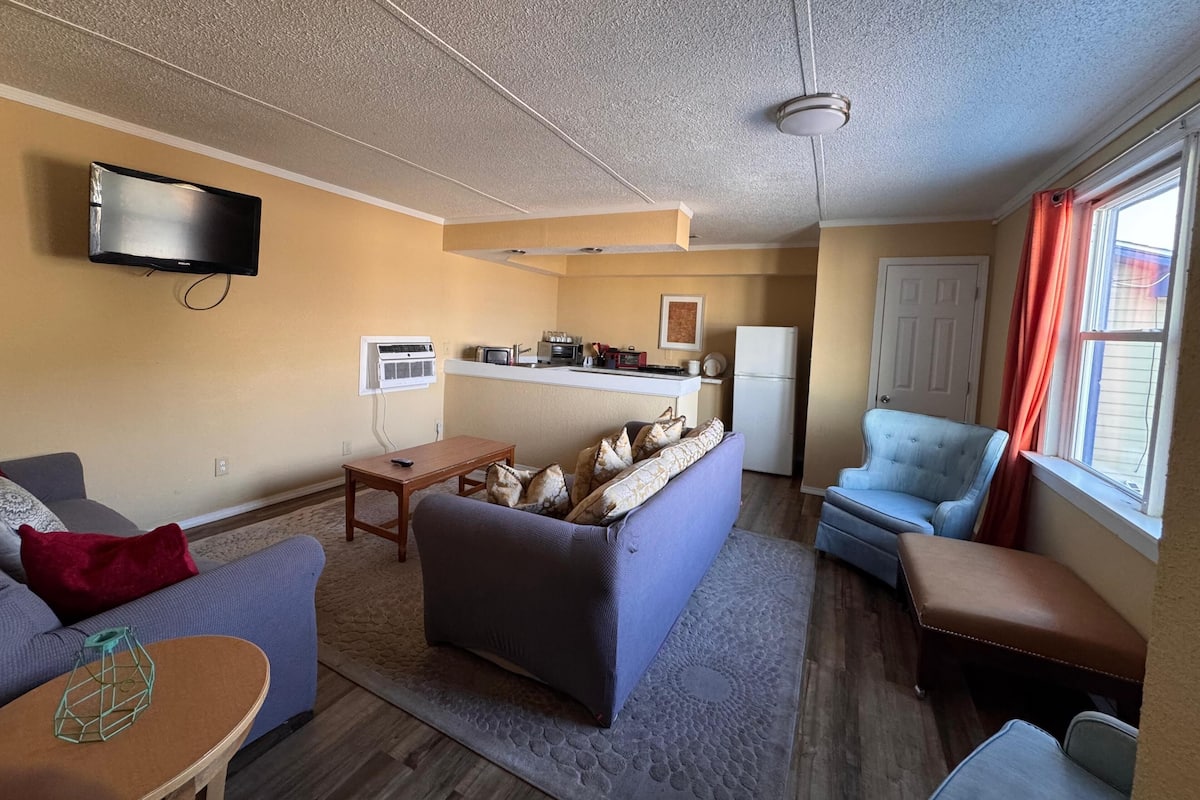 Family Room, 2 Bedrooms, Non Smoking, Kitchenette (1 King Bed & 3 Double Beds) | Desk, bed sheets