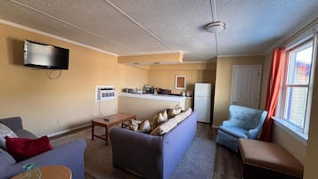 Kamer, Meerdere bedden, kitchenette | Een bureau, beddengoed