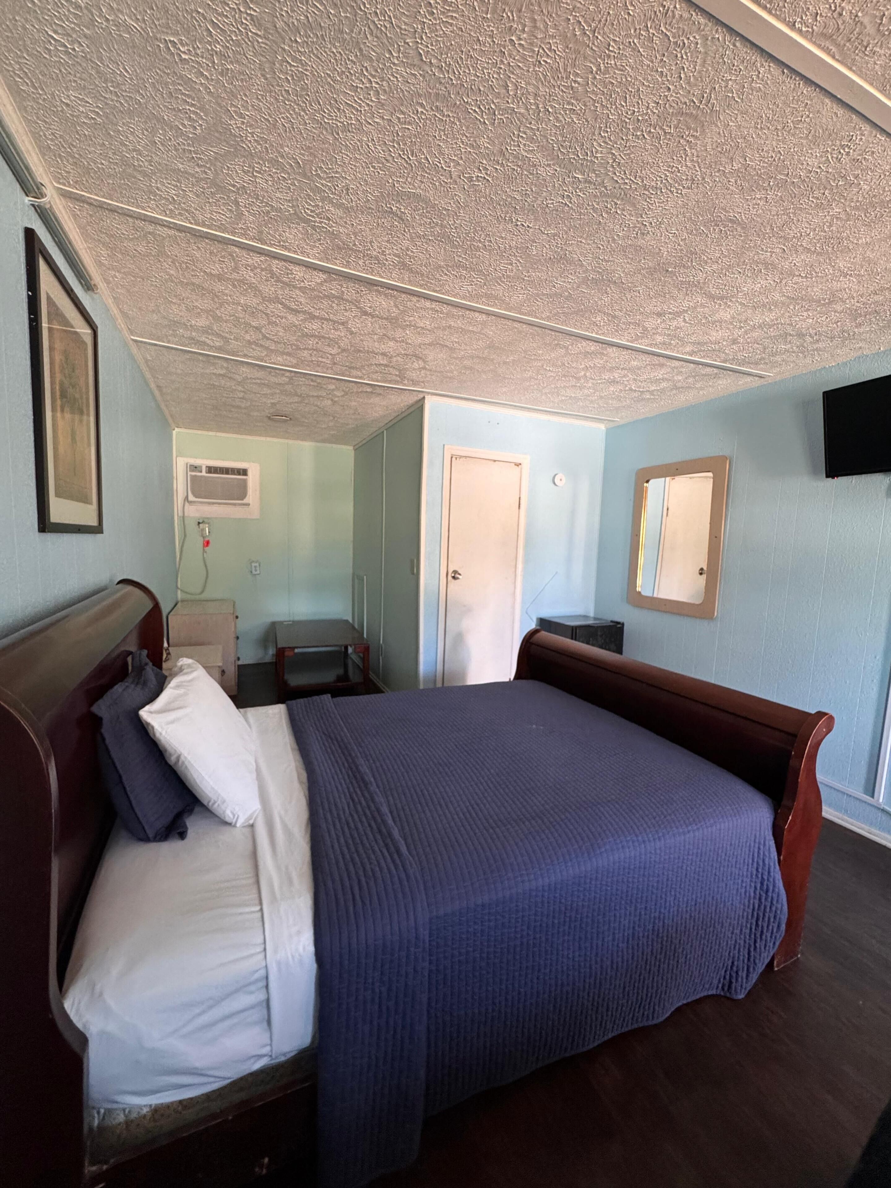 Premium Room, 1 Queen Bed, Non Smoking | Desk, bed sheets