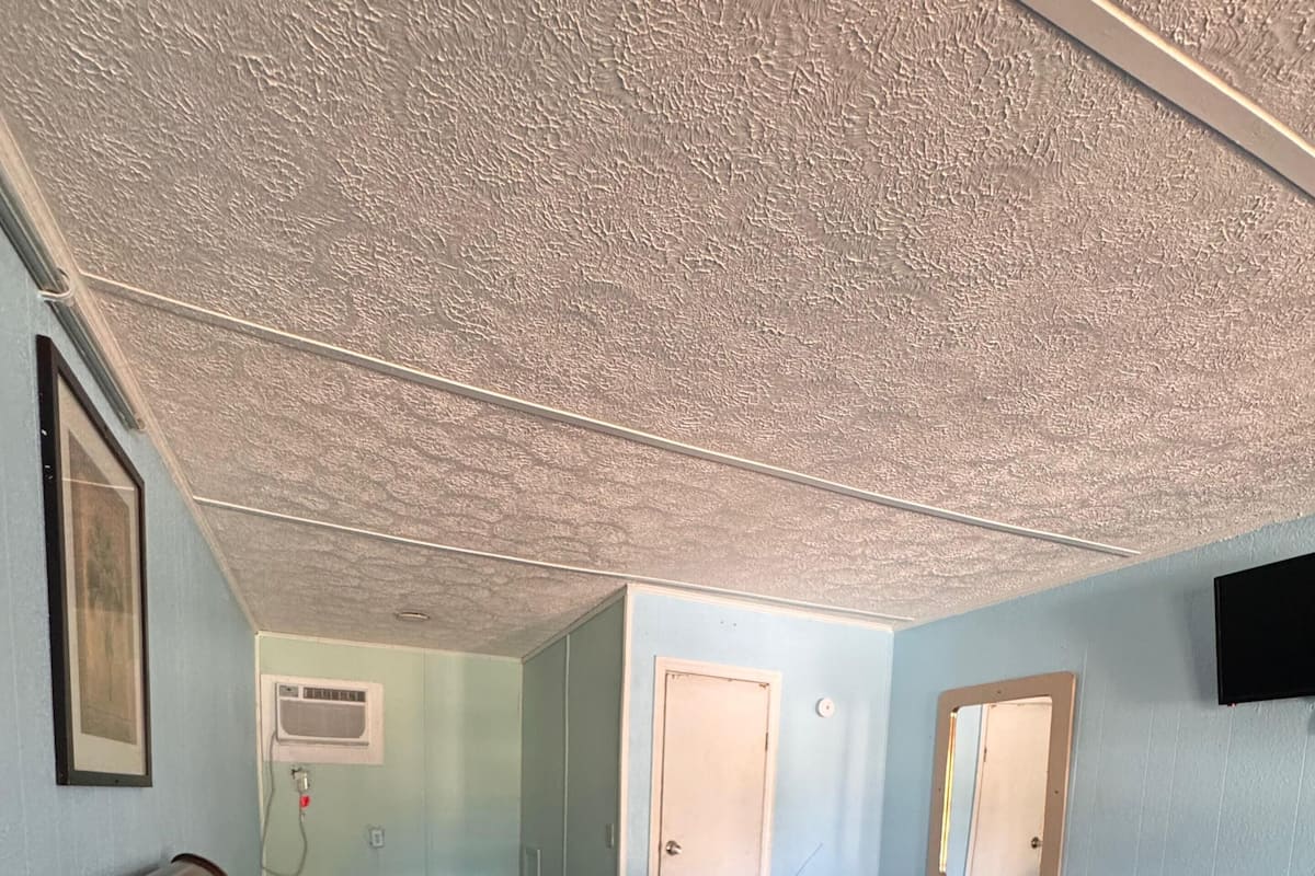 مكتب وملاءات أسرّة