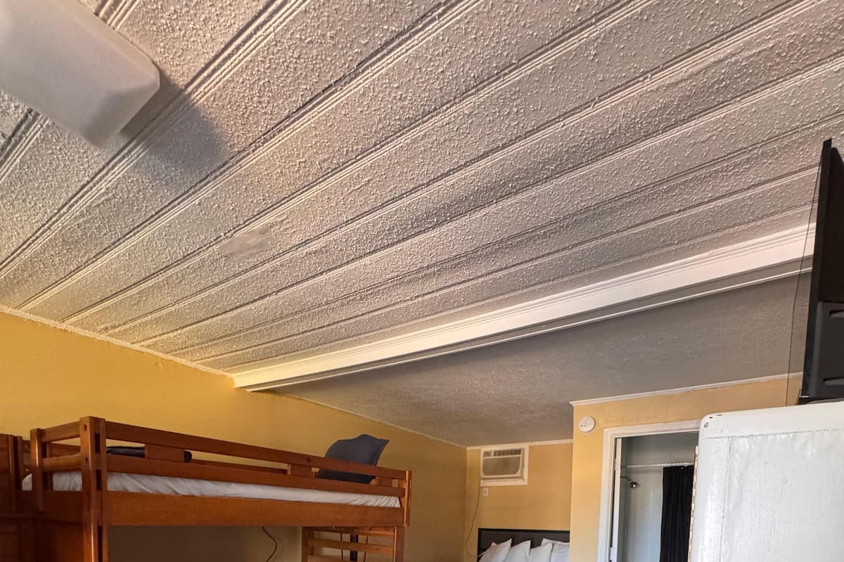 مكتب وملاءات أسرّة