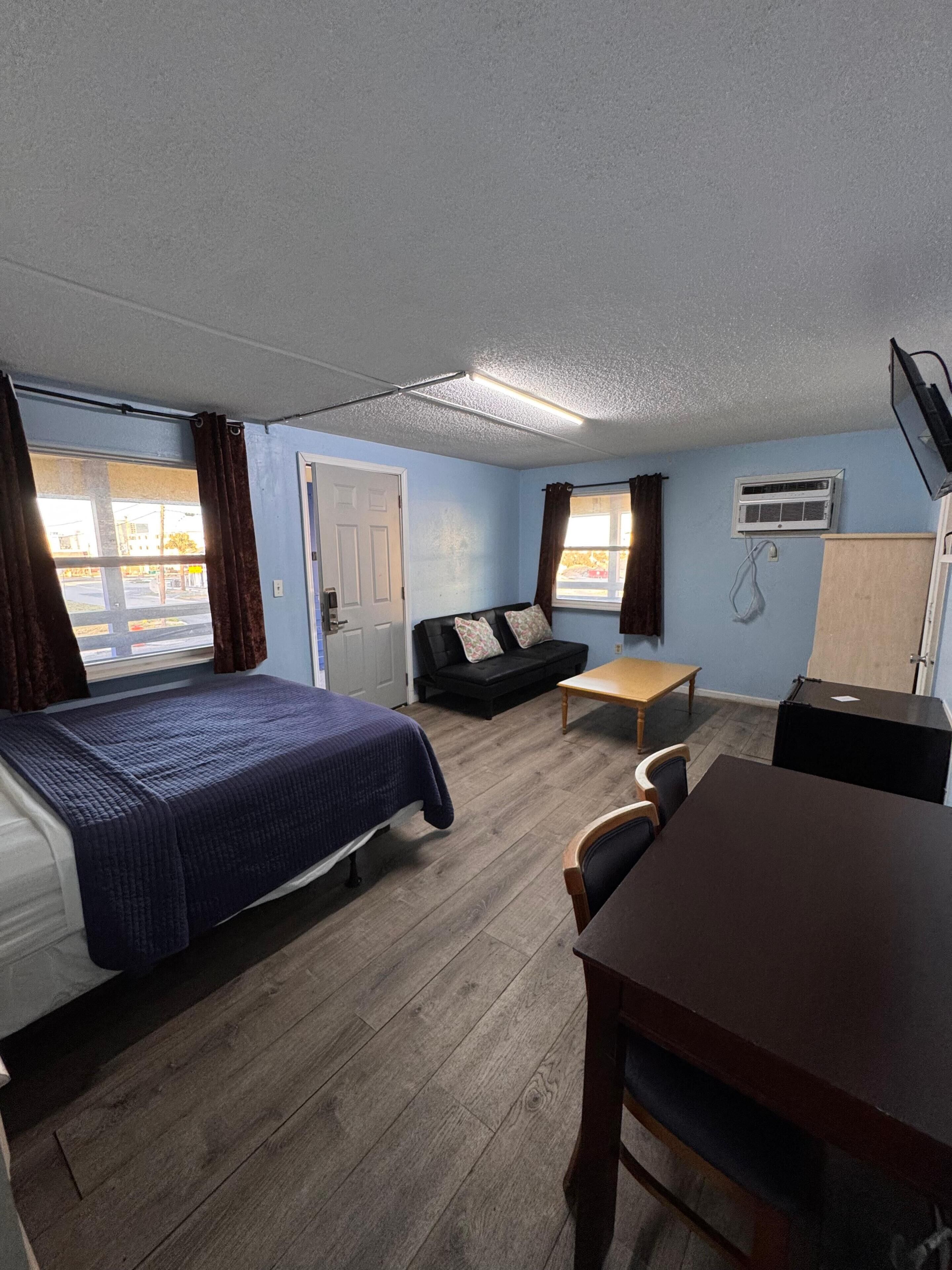 Room, Non Smoking (Double Bed with Futon) | Desk, bed sheets