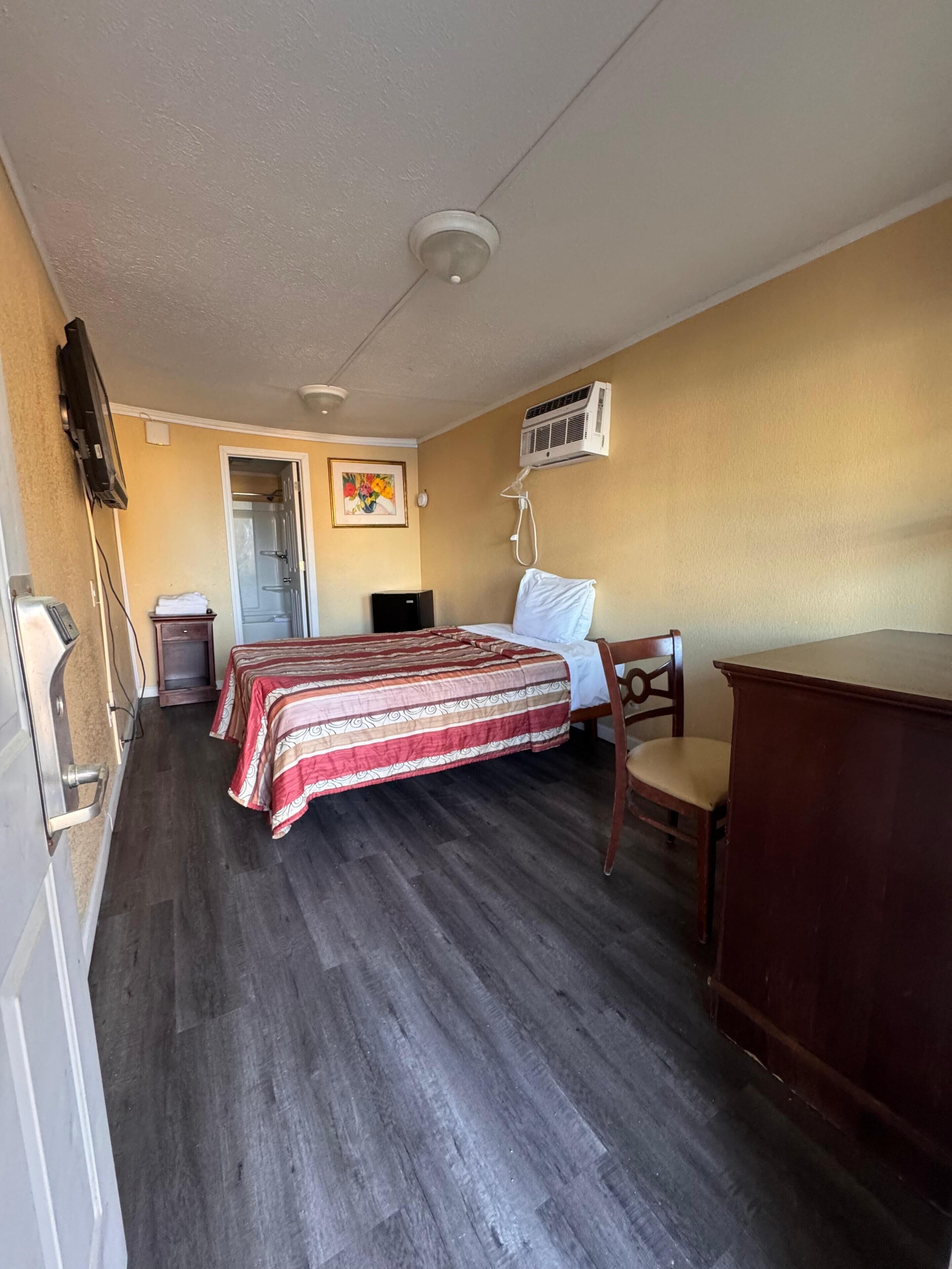 Room, Non Smoking (with 1 Futon) | Desk, bed sheets