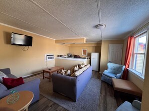 家庭房, 2 间卧室, 无烟房, 简易厨房 (1 King Bed & 3 Double Beds) | 办公桌、床单