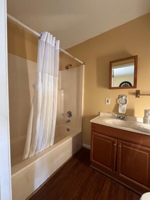 Room, 1 King Bed, Non Smoking | Bathroom | Free toiletries, towels, soap, shampoo