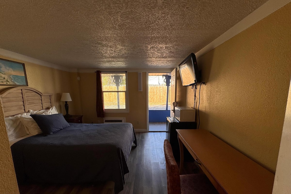 مكتب وملاءات أسرّة