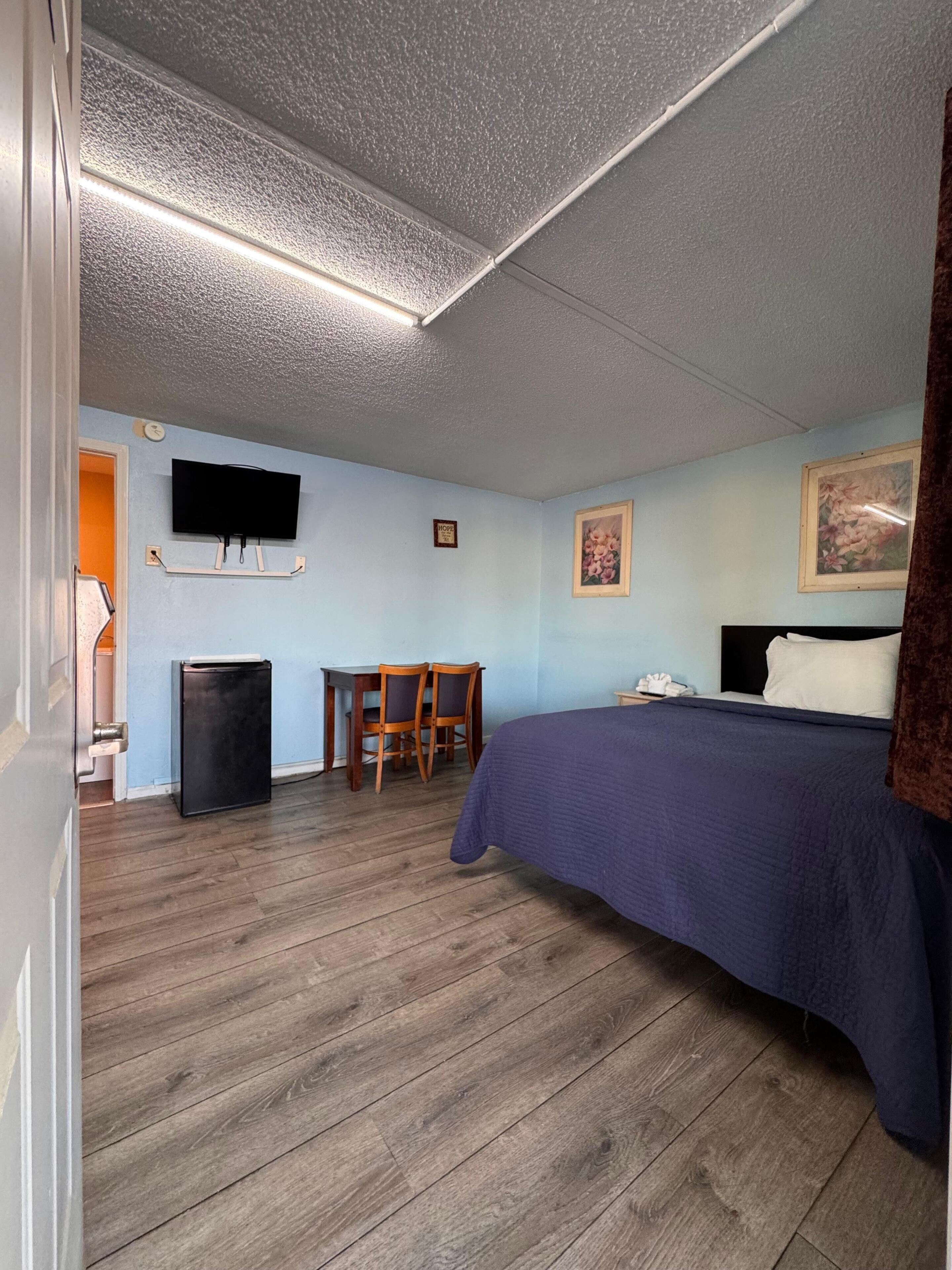 Room, 1 Double Bed, Non Smoking | Desk, bed sheets