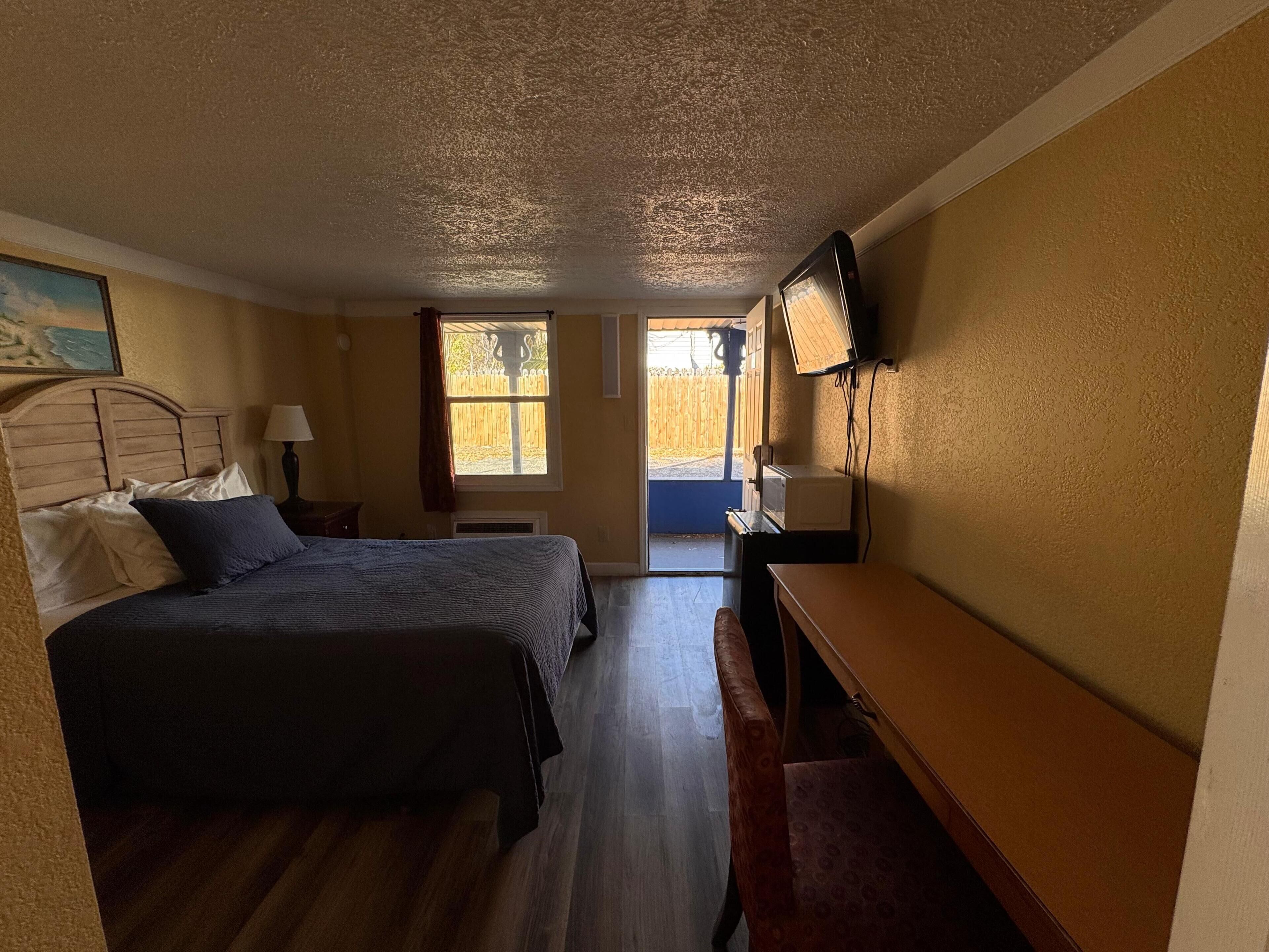Room, Non Smoking (Double Bed) | Desk, bed sheets