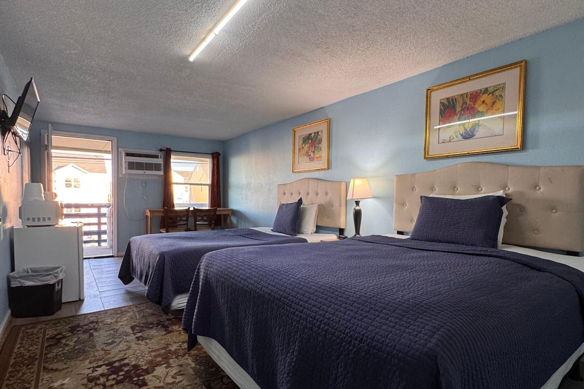 مكتب وملاءات أسرّة