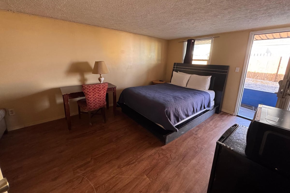 Deluxe Room, 1 Queen Bed, Non Smoking | Desk, bed sheets