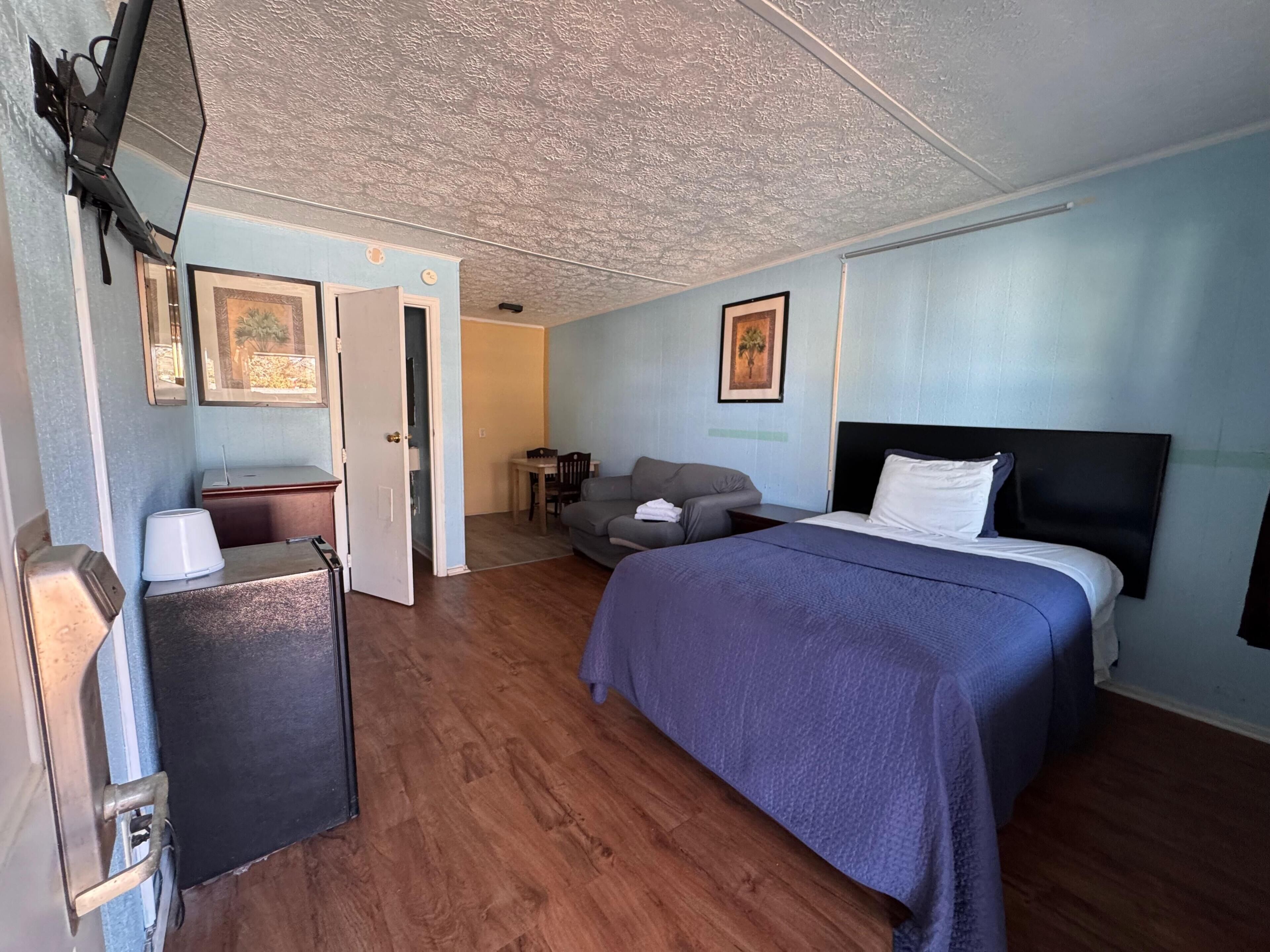 Premium Room, 1 Double Bed, Non Smoking | Desk, bed sheets