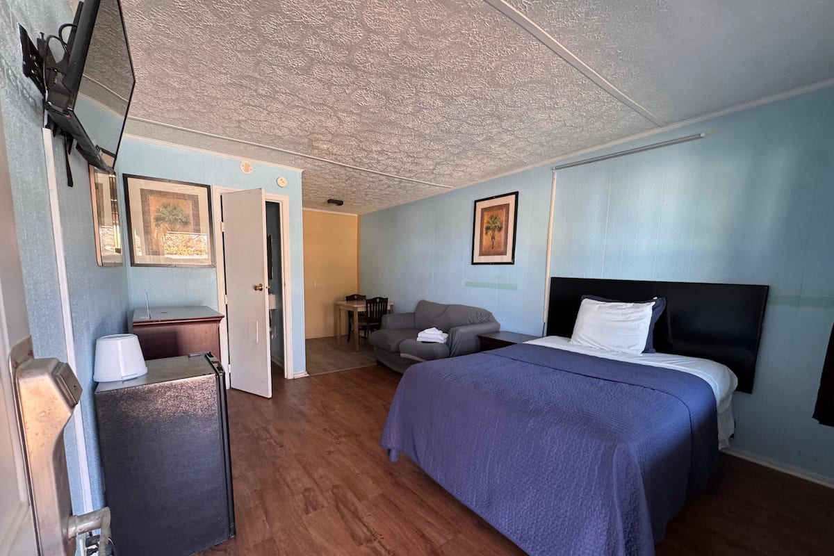 مكتب وملاءات أسرّة