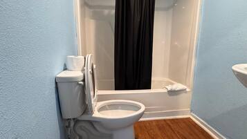 Kamar Keluarga, 2 kamar tidur, Bebas Asap Rokok (with 3 Double Beds) | Kamar mandi | Perlengkapan mandi gratis, handuk, sabun, dan sampo