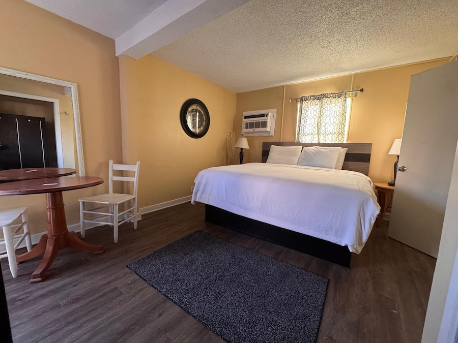 Room, 1 King Bed, Non Smoking | Desk, bed sheets