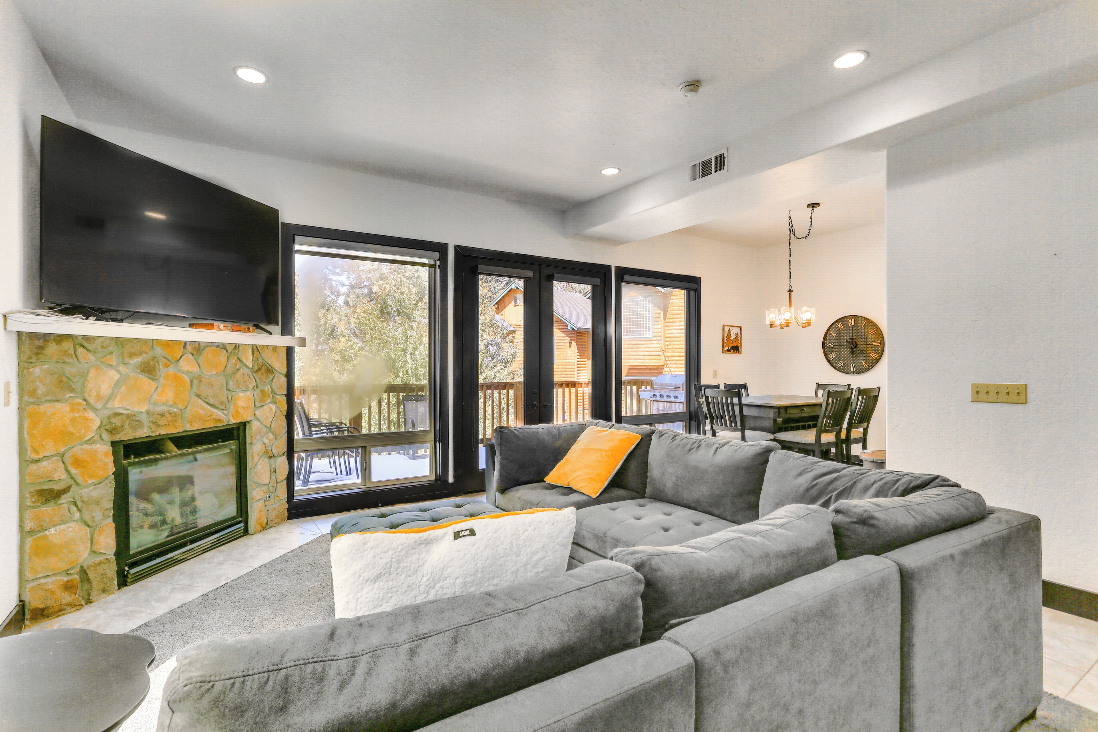 Spacious Shaver Lake Home w/ Deck: 3 Mi to Marina!