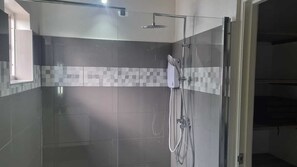 Toalhas de banho, sabonete, papel higiênico