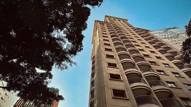 Un grand immeuble doté de nombreux balcons et d’une enseigne sur laquelle on peut lire « BADEBEC ».
