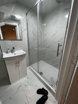 House | Bathroom | Shower, towels - Lovely 6-bed House in Windsor (Windsor)