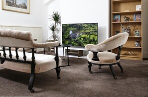 Cottage | Interior - Cozy 4-bed Cottage Garden Walk to River Thames (Hampton)