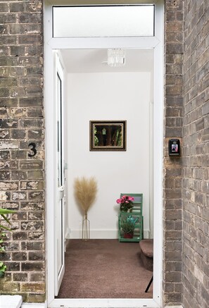 Cottage | Exterior detail - Cozy 4-bed Cottage Garden Walk to River Thames (Hampton)