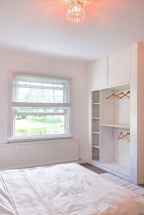 Cottage | 4 bedrooms, iron/ironing board, free WiFi, bed sheets