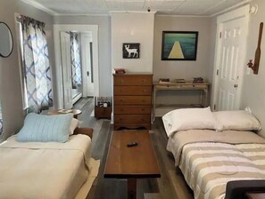 1 bedroom, iron/ironing board, travel crib, WiFi - A Skip to Portsmouth-UNH-Durham (Dover)