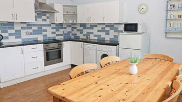 Een magnetron, een oven, een vaatwasser