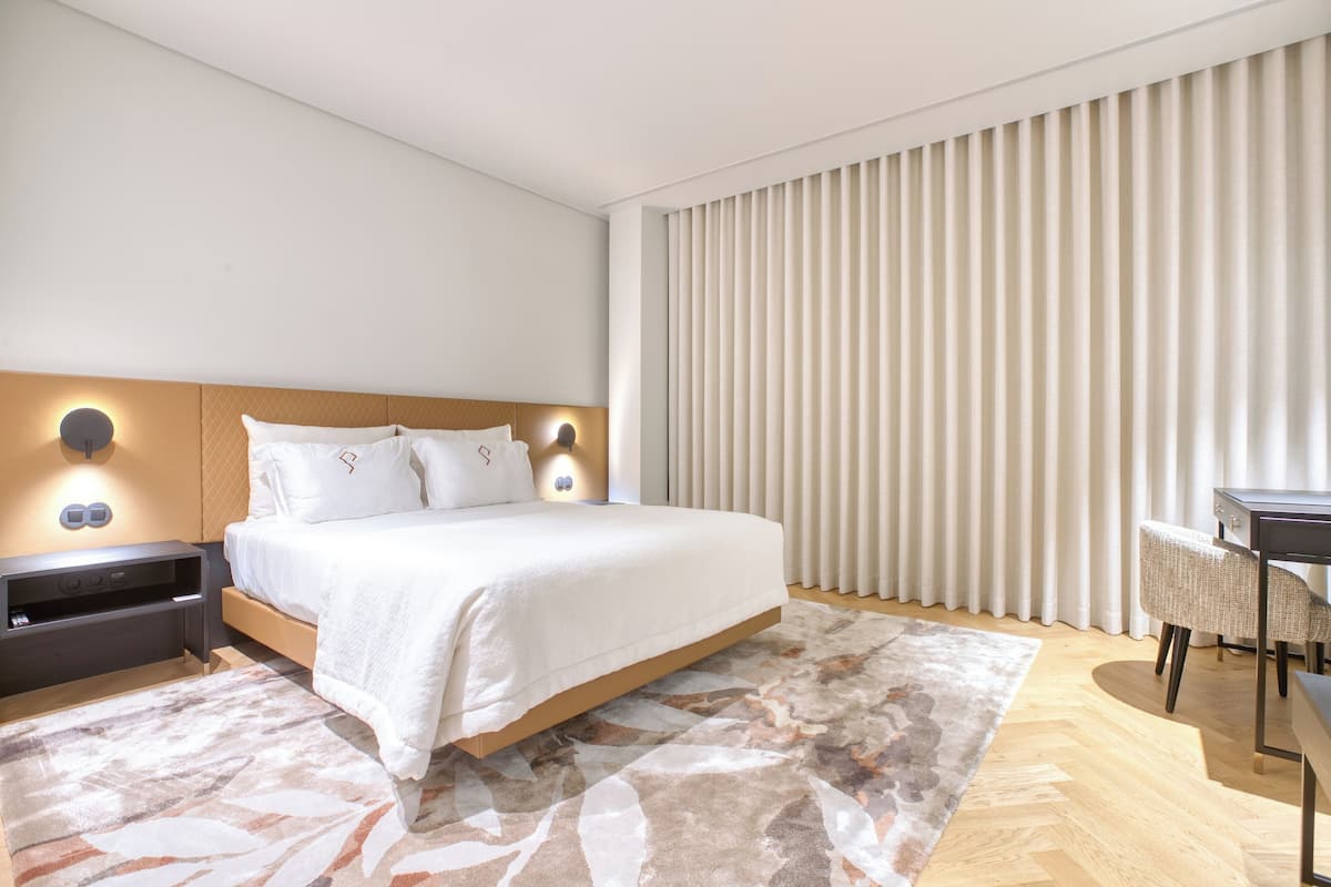 Quarto Duplo Deluxe | Bộ đồ giường cao cấp, két bảo mật tại phòng, màn/rèm cản sáng