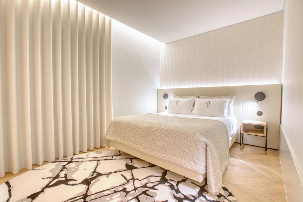 Quarto Queen Deluxe | Bộ đồ giường cao cấp, két bảo mật tại phòng, màn/rèm cản sáng