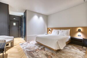 Ropa de cama de alta calidad y caja de seguridad en la habitación