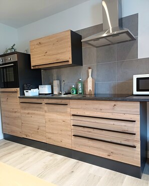 Geladeira, micro-ondas, fogão, cooktop