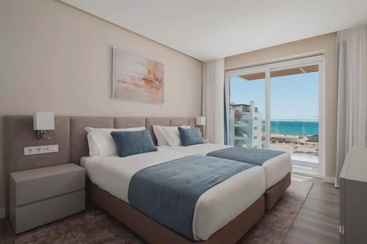 2 chambres, coffres-forts dans les chambres, rideaux occultants