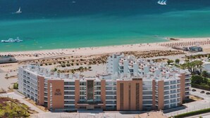 A modern hotel with a central courtyard, surrounded by a beach and the sea. - Dom Pedro Residences  (Loulé)