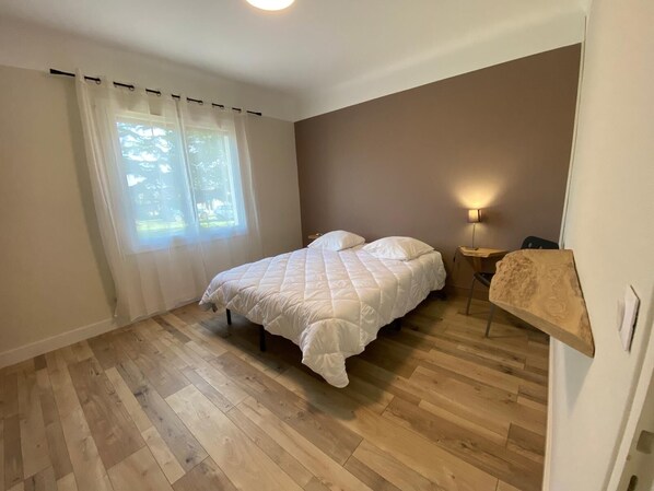 2 makuuhuonetta, silitysrauta/-lauta, Wi-Fi, vuodevaatteet