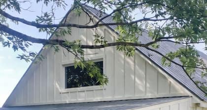 Pretty Cabin right next to Dale Hollow State Park Entrance! Fishing, Golf, Hike!