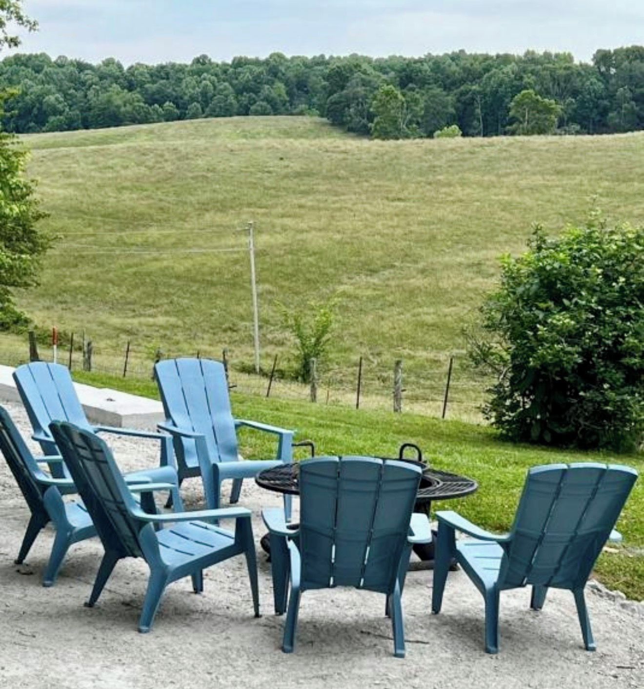 Een terras met zitplaatsen en uitzicht op een grasveld.
