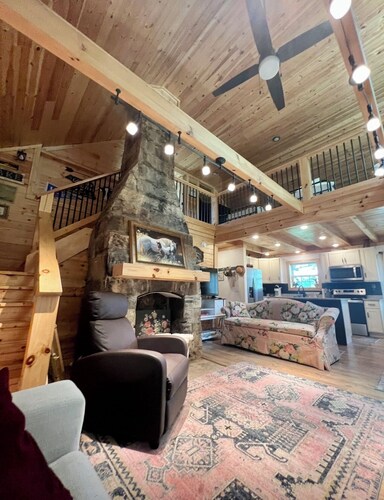 Pretty Cabin right next to Dale Hollow State Park Entrance! With Boat Parking. 