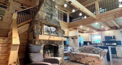 Pretty Cabin right next to Dale Hollow State Park Entrance! With Boat Parking.