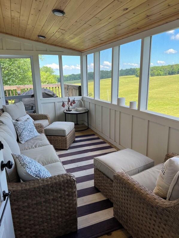 Älytelevisio, takka, kirjoja, stereot