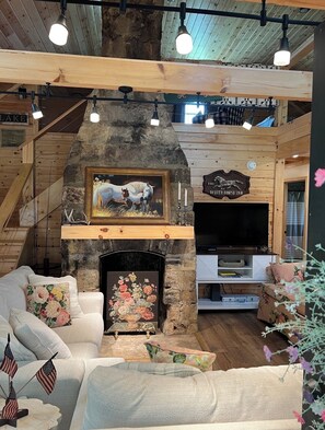 Een smart-tv, een open haard, boeken en een stereo