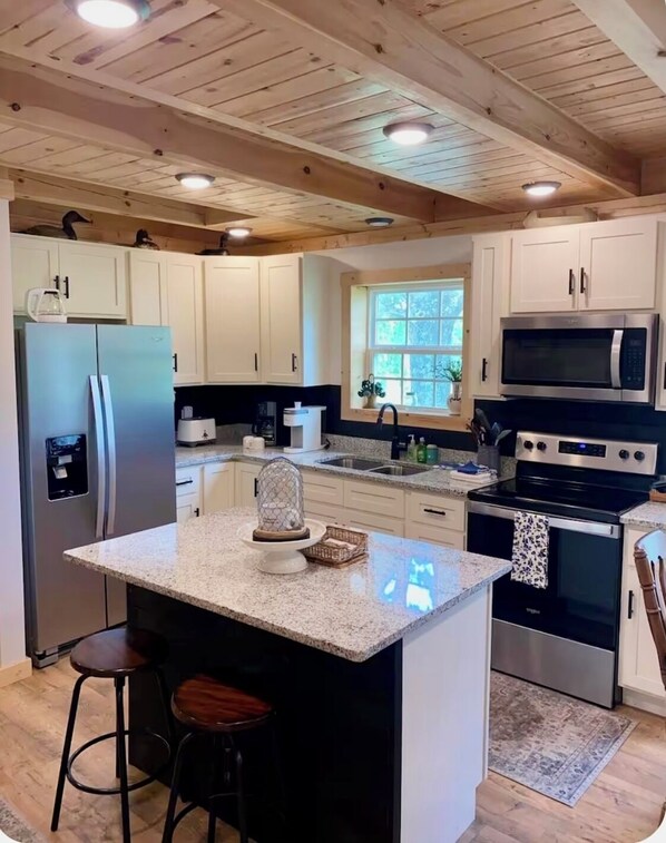 Fridge, microwave, oven, stovetop - Pretty Cabin right next to Dale Hollow State Park Entrance! With Boat Parking.  (Burkesville)