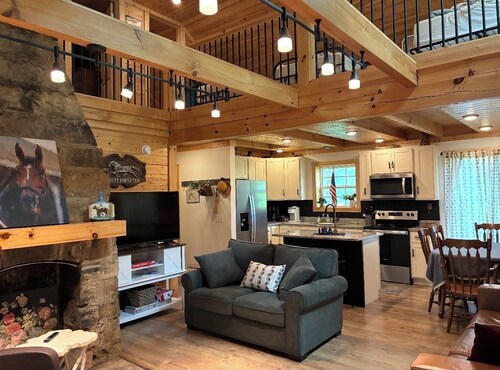 Cabin has Boat Parking right next to Dale Hollow State Park Entrance Golf-Course