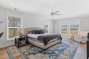 5 bedrooms, desk, WiFi, bed sheets