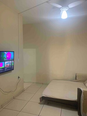 1 habitación, tabla de planchar con plancha y wifi