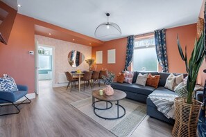 TV, fireplace, books, music library - Stylish 4-BR House with Parking, Central location (Farnworth)