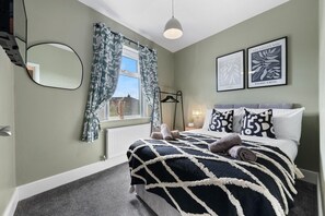 4 bedrooms, iron/ironing board, free WiFi, bed sheets