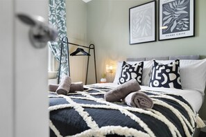 4 bedrooms, iron/ironing board, free WiFi, bed sheets - Stylish 4-BR House with Parking, Central location (Farnworth)